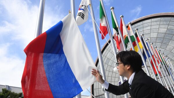 Вывешивание флага России у международного выставочного центра INTEX Osaka перед открытием саммита Группы двадцати в японской Осаке - Sputnik Армения