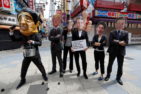 Протестующие в масках мировых лидеров во время саммита G20 в Осаке, Япония - Sputnik Армения