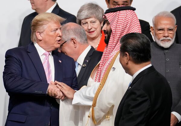 Наследный принц Саудовской Аравии Мухаммед ибн Салман Аль Сауд обменивается рукопожатием с президентом США Дональдом Трампом во время фотосессии семейных фотографий на саммите лидеров G20 в Осаке, Япония - Sputnik Армения