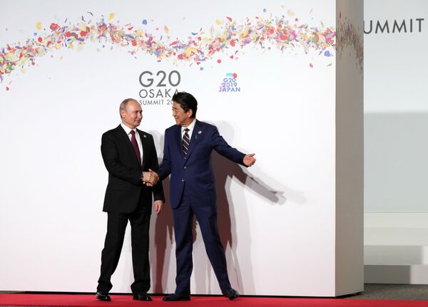 Президент РФ Владимир Путин и премьер-министр Японии Синдзо Абэ на церемонии официальной встречи участников саммита Группы двадцати в международном выставочном центре INTEX Osaka - Sputnik Армения