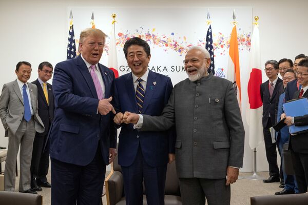Президент США Дональд Трамп с премьер-министром Японии Синдзо Абэ и премьер-министром Индии Нарендрой Моди во время трехсторонней встречи в первый день саммита G20 в Осаке - Sputnik Армения
