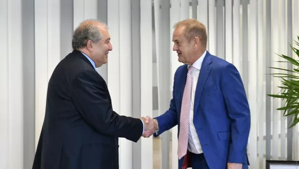 Встреча президента Армена Саркисяна с генеральным директором компании Cargill Гертом Жаном ван дер Акером (28 июня 2019). Швейцария - Sputnik Армения