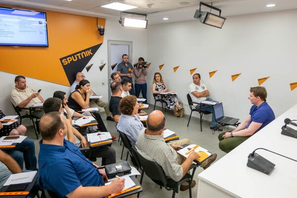 Капкан Facebook и трафик: главы армянских медиа и российский эксперт вступили в заговор - Sputnik Армения