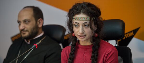 Настоятель церкви имени Святого Григория Просветителя иерей Акоп Хачатрян и Лусине Мкртчян Настоятель церкви имени Святого Григория Просветителя иерей Акоп Хачатрян и Лусине Мкртчян - Sputnik Արմենիա