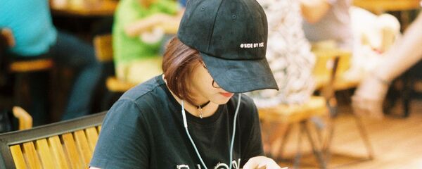 Девушка со смартфоном Девушка со смартфоном - Sputnik Արմենիա