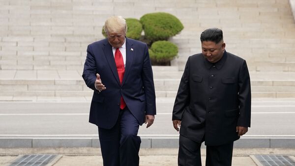 Встреча лидеров США и Северной Кореи Дональда Трампа и Кима Чен Ына в демилитаризованной зоне, разделяющей две Кореи (30 июня 2019). Пханмунджом, Южная Корея - Sputnik Армения