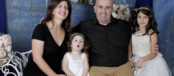 Губернатор Ширака Тигран Петросян с супругой Аревик Тумясян и дочерьми Ликой и Асмик Губернатор Ширака Тигран Петросян с супругой Аревик Тумясян и дочерьми Ликой и Асмик - Sputnik Արմենիա