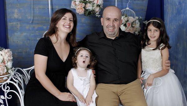 Губернатор Ширака Тигран Петросян с супругой Аревик Тумясян и дочерьми Ликой и Асмик - Sputnik Արմենիա