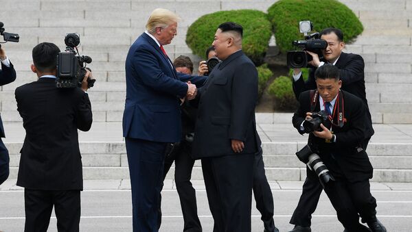 Встреча лидеров США и Северной Кореи Дональда Трампа и Кима Чен Ына в демилитаризованной зоне, разделяющей две Кореи (30 июня 2019). Пханмунджом, Южная Корея - Sputnik Արմենիա