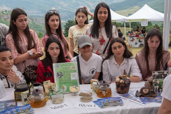 «Սա դրախտ է». Ենոքավանում հինգերորդ անգամ անցկացվեց «Հայ բույս» փառատոնը - Sputnik Արմենիա