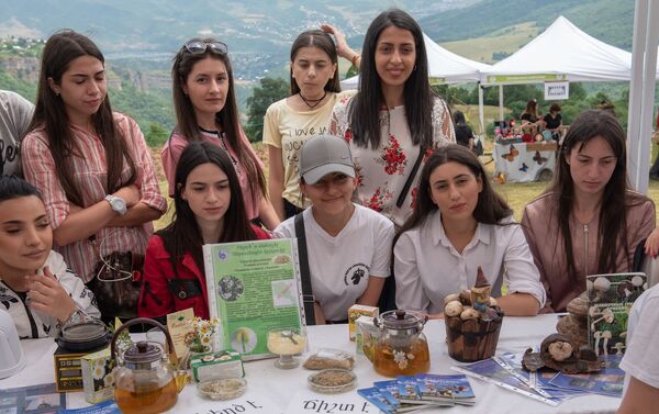 Павильон кафедры ботаники и микологии ЕГУ на фестивале армянских трав HayBuys в Енокаване - Sputnik Армения