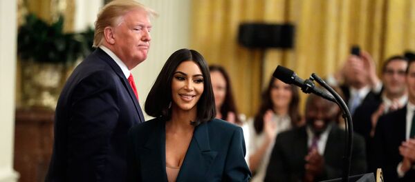 Ким Кардашьян-Уэст и президент США Дональд Трамп на мероприятии о предоставлении второго шанса в Восточной комнате Белого дома (13 июня 2019). Вашингтон Ким Кардашьян-Уэст и президент США Дональд Трамп на мероприятии о предоставлении второго шанса в Восточной комнате Белого дома (13 июня 2019). Вашингтон - Sputnik Армения