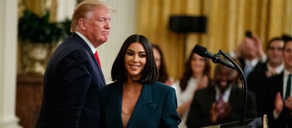 Ким Кардашьян-Уэст и президент США Дональд Трамп на мероприятии о предоставлении второго шанса в Восточной комнате Белого дома (13 июня 2019). Вашингтон - Sputnik Армения