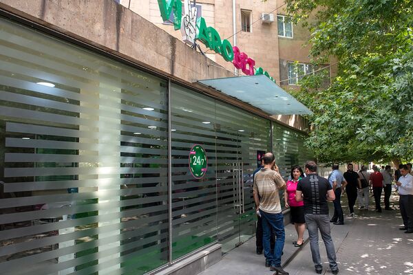 Дерзкий налет в Ереване: хотели ограбить букмекеров в центре города средь бела дня - Sputnik Армения