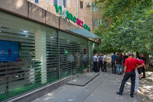 Дерзкий налет в Ереване: хотели ограбить букмекеров в центре города средь бела дня - Sputnik Армения