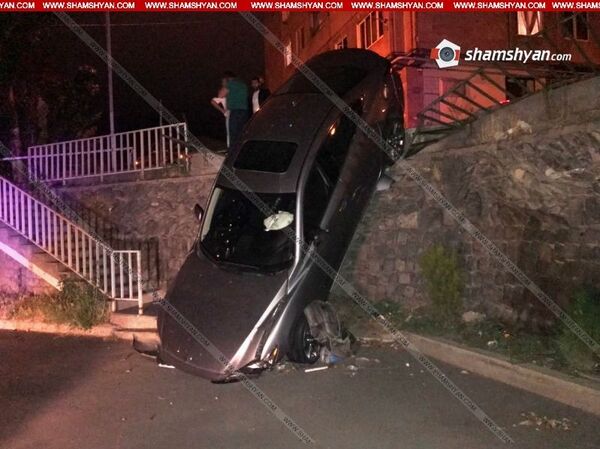 Абсурдное ДТП в Ереване: беременная женщина за рулем Mazda нырнула во двор - фото - Sputnik Армения