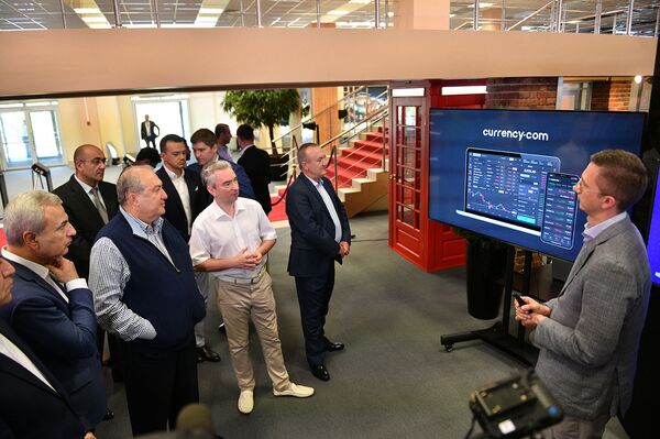 Парк высоких технологий: Саркисяна в Минске удивили лазерами и солнечными панелями - фото Парк высоких технологий: Саркисяна в Минске удивили лазерами и солнечными панелями - фото - Sputnik Армения