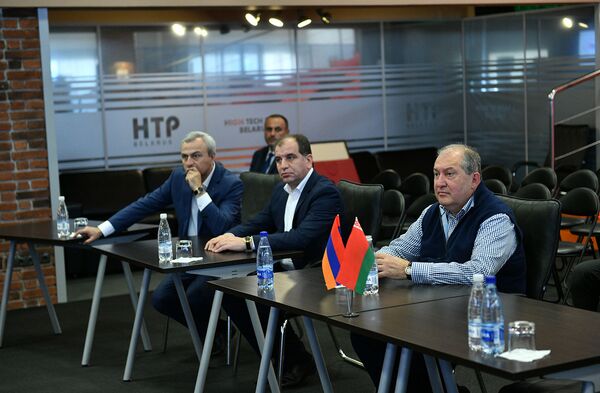 Парк высоких технологий: Саркисяна в Минске удивили лазерами и солнечными панелями - фото Парк высоких технологий: Саркисяна в Минске удивили лазерами и солнечными панелями - фото - Sputnik Армения