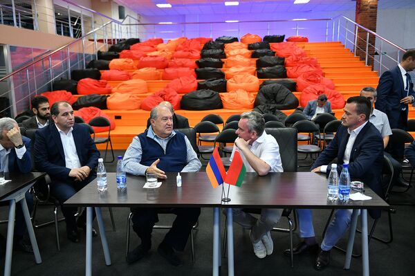 Парк высоких технологий: Саркисяна в Минске удивили лазерами и солнечными панелями - фото Парк высоких технологий: Саркисяна в Минске удивили лазерами и солнечными панелями - фото - Sputnik Армения