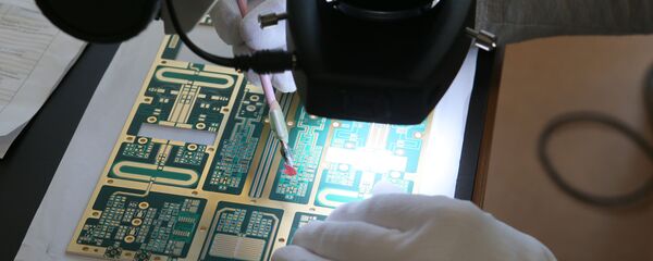 Инженер работает над созданием микросхемы Инженер работает над созданием микросхемы - Sputnik Армения