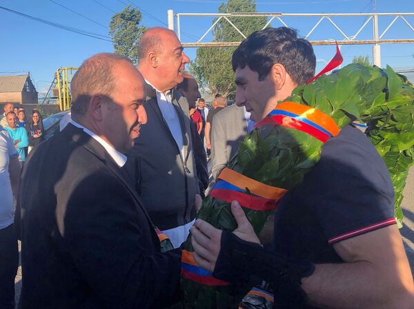 Գյումրիում չեմպիոն դառնալը գրիպի վարակի պես է. գյումրեցիները դիմավորեցին «մեղավորներին» Գյումրիում չեմպիոն դառնալը գրիպի վարակի պես է. գյումրեցիները դիմավորեցին «մեղավորներին» - Sputnik Արմենիա