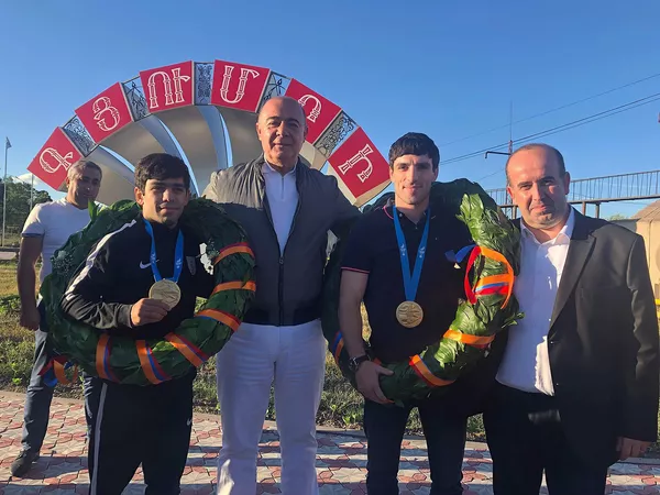 Вирус чемпионства заразил Гюмри: как тут встречали триумфаторов II Европейских игр Вирус чемпионства заразил Гюмри: как тут встречали триумфаторов II Европейских игр - Sputnik Армения