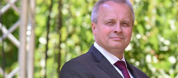 Чрезвычайный и Полномочный посол России в Армении Сергей Копыркин на церемонии вручения дипломов первым выпускникам филиала МГУ в Армении (2 июля 2019). Еревaн - Sputnik Армения