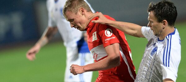 Полузащитник нижегородской Волги Дмитрий Маляка против защитника московского Спартака Евгения Макеева в матче 1/16 финала Кубка России по футболу (23 сентября 2015). Нижний Новгород Полузащитник нижегородской Волги Дмитрий Маляка против защитника московского Спартака Евгения Макеева в матче 1/16 финала Кубка России по футболу (23 сентября 2015). Нижний Новгород - Sputnik Արմենիա