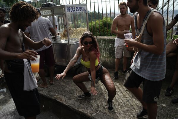 Девушка танцует во время уличного карнавала на улице в Рио-де-Жанейро, Бразилия - Sputnik Армения