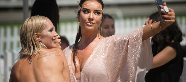 Девушки делают селфи перед началом скачек Met horse race в Кейптауне, ЮАР Девушки делают селфи перед началом скачек Met horse race в Кейптауне, ЮАР - Sputnik Արմենիա