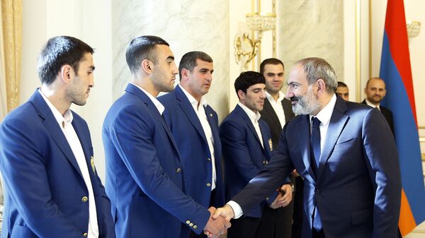 Премьер-министр Армении Никол Пашинян встретился с медалистами II Европейских игр (02 июля, Ереван) - Sputnik Армения