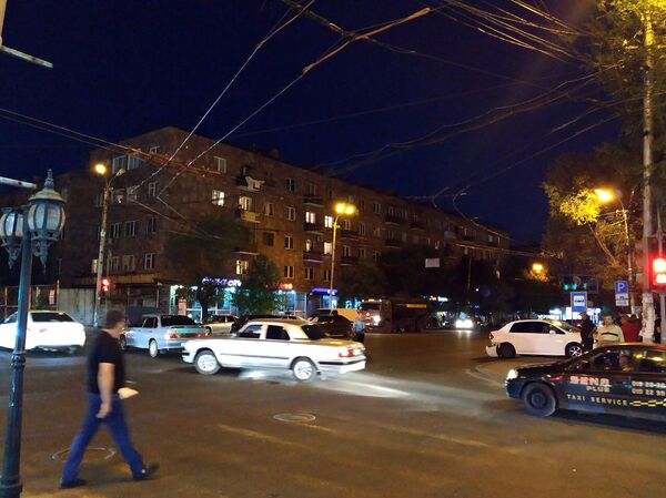 Столкновение машин в Ереване: Nissan после удара въехал на остановку - Sputnik Армения