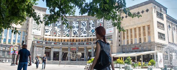 Прохожие у кинотеатра Москва - Sputnik Արմենիա