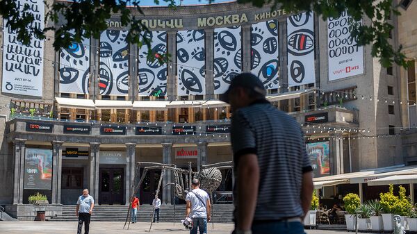 «Մոսկվա» կինոթատրոնի տանիքից քաղաքացիներ են ընկել. նրանցից մեկին տեղափոխել են հիվանդանոց