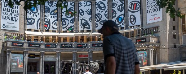 Прохожий у кинотеатра Москва - Sputnik Армения