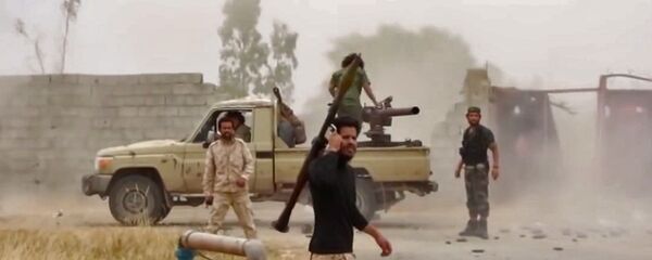 Бойцы, лояльные Халифе Хафтару, продвигаются по дороге к югу от столицы Триполи (26 мая 2019). Ливия - Sputnik Армения