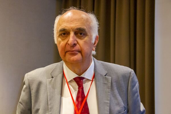 Мы вместо я: знаменитый кардиохирург рассказал о медицине в Армении и первой потере Мы вместо я: знаменитый кардиохирург рассказал о медицине в Армении и первой потере - Sputnik Армения