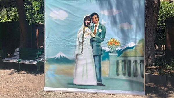 В честь 89-летия Мгера Мкртчяна в парке Горки установили баннер по мотивам фильма Танго нашего детства (4 июля 2019). Гюмри - Sputnik Արմենիա