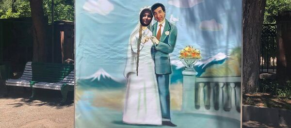 В честь 89-летия Мгера Мкртчяна в парке Горки установили баннер по мотивам фильма Танго нашего детства (4 июля 2019). Гюмри В честь 89-летия Мгера Мкртчяна в парке Горки установили баннер по мотивам фильма Танго нашего детства (4 июля 2019). Гюмри - Sputnik Արմենիա