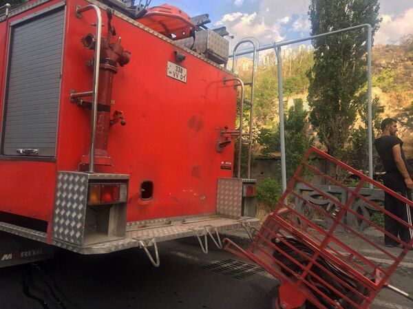 Пожар близ ереванского ресторана: пламя дошло до ресторанного комплекса — фото - Sputnik Армения