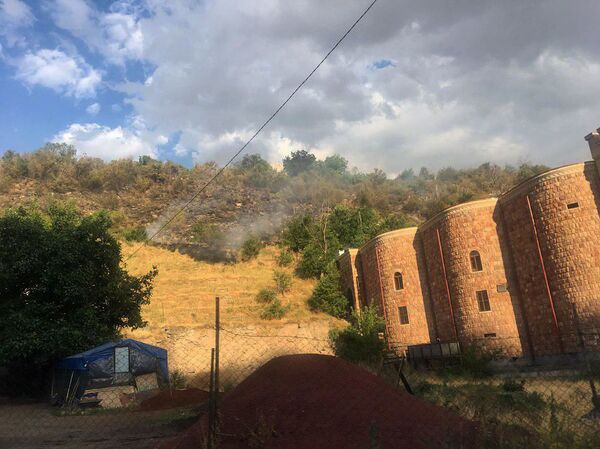 Пожар близ ереванского ресторана: пламя дошло до ресторанного комплекса — фото - Sputnik Армения