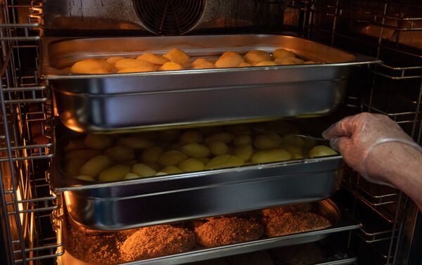 Повар тестирует картофель в печи на кухне военной столовой - Sputnik Армения