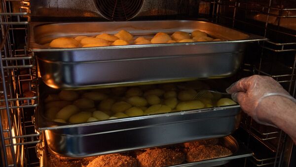 Повар тестирует картофель в печи на кухне военной столовой - Sputnik Армения