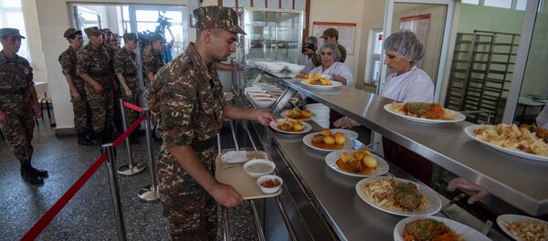 Солдаты в военной столовой Солдаты в военной столовой - Sputnik Արմենիա