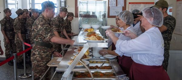 Солдаты в военной столовой - Sputnik Армения