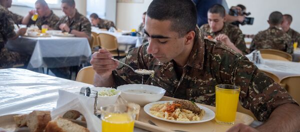 Солдат за обедом Солдат за обедом - Sputnik Արմենիա