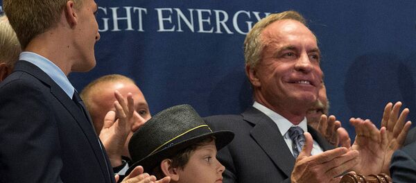 Председатель Foresight Energy LP Кристофер Клайн (справа) звонит в колокол открытия на Нью-Йоркской фондовой бирже (19 июня 2014). Нью - Йорк  - Sputnik Армения