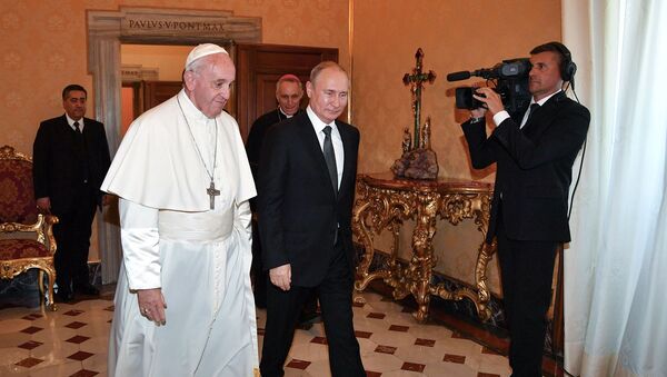 Папа Римский Франциск приветствует президента России Владимира Путина по прибытии на частную аудиенцию (4 июля 2019). Ватикан - Sputnik Армения