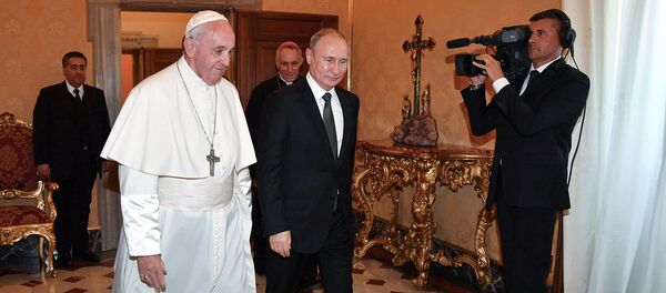 Папа Римский Франциск приветствует президента России Владимира Путина по прибытии на частную аудиенцию (4 июля 2019). Ватикан Папа Римский Франциск приветствует президента России Владимира Путина по прибытии на частную аудиенцию (4 июля 2019). Ватикан - Sputnik Армения