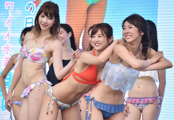 Модели позируют в бикини во время танцевального рекламного флешмоба в Токио, Япония - Sputnik Армения